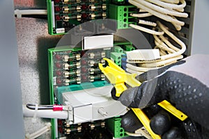 Fuse removal tool ,hand of technician during replace the fuse in