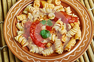 Fusilli alle erbe e pomodorini