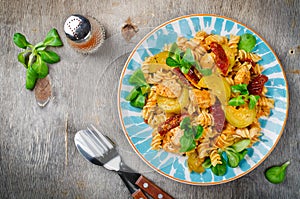 Fusilli with chicken, zucchini, sun-dried tomatoes and baby-salad