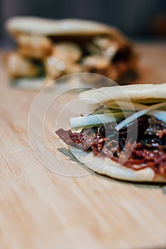 Fusión comida pato espanol frito calamar en sobre el bambú mesa 