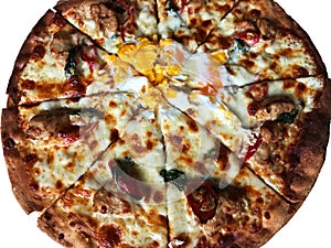 A fusion pizza with egg