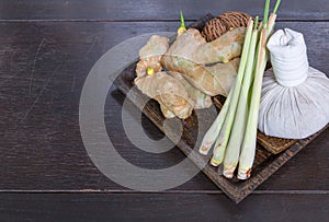 Galangal lemon grassand pack compress in wood plate