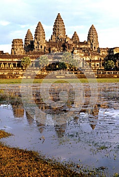 Galleried temple surrounding Angkor Wat