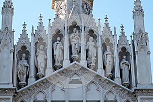 Galería de santos sobre el fachada de iglesia en Roma 
