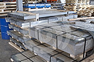 Galvanized steel sheets in packs