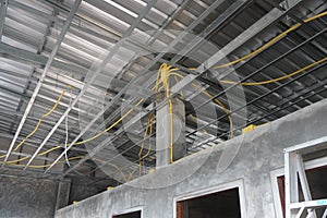 Instalación de gestión tubos una carta techo carceleros. galvanizado acero galvanizado 