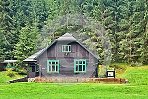 Dom hájovne v lesnom skanzene vo Vydrove.