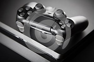 Gaming console and controller