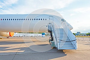 Gangway ladder for disembarking and boarding passengers on board the aircraft