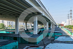 Garage cooperative under a bridge