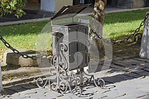 Garbage can with forged patterns