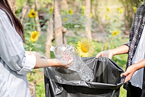 garbage collection, volunteer team pick up plastic bottles, put garbage in black garbage bags to clean up at parks, avoid