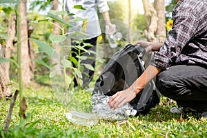 garbage collection, volunteer team pick up plastic bottles, put garbage in black garbage bags to clean up at parks, avoid