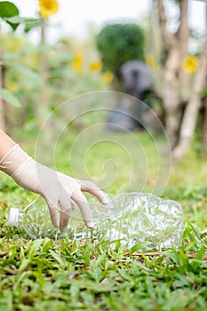 garbage collection, volunteer team pick up plastic bottles, put garbage in black garbage bags to clean up at parks, avoid