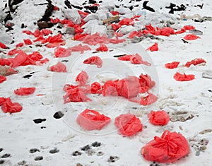 Basura sobre el vertederos en el invierno 