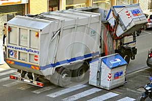 Garbage transport car loading