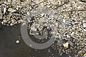 Odpadky a koše na povrch z voda v rybník na venkovní v nebo město v 