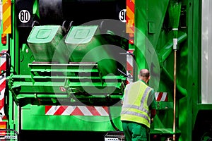 Odpadky nákladné auto a pracovník 