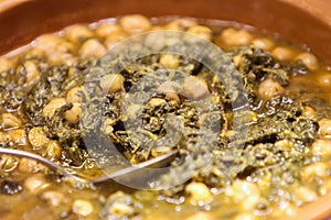 Garbanzos con espinaca photo