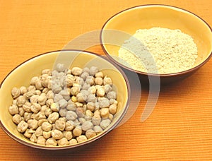 Garbanzos and flour of garbanzos