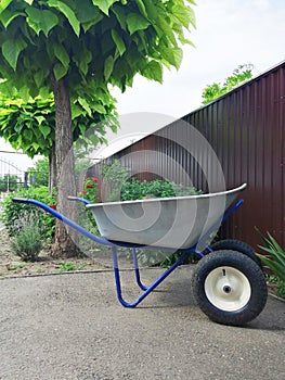 Garden or steel construction on two wheels for the carriage of cargo
