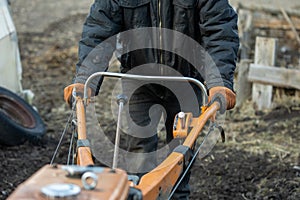 Garden tiller to work, walk-behind tractor