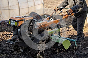 Garden tiller to work, walk-behind tractor