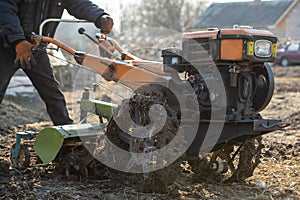 Garden tiller to work, walk-behind tractor