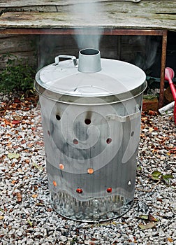 Garden waste incinerator bin