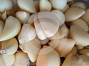 Garlic that has been peeled in large quantities