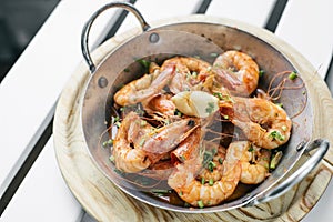 Garlic and herb boiled fresh prawns tapas snack set