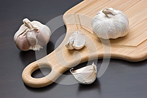 Garlic on kitchen cutting board