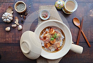 Garlic shrimp over rice in clay pot - Thai Chinese cuisine