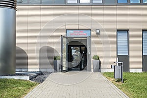 Garman sign at the hospital points towards the emergency room - translation: Entrance Emergancy Room