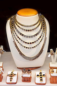 Garnet gold jewelry shop window display
