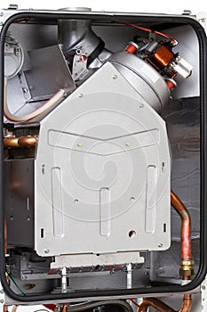 Gas boiler with a closed combustion chamber