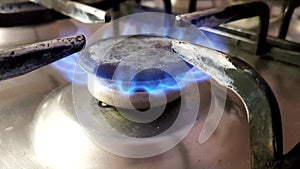 Gas burner with burning blue flame