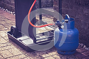 Gas canister and portable barbecue