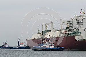 GAS CARRIER AND TUGS IN SWINOUJSCIE