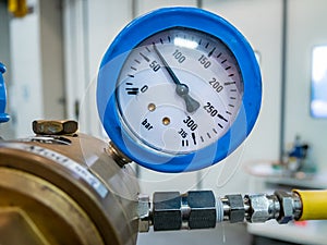 Gas manometer on a valve