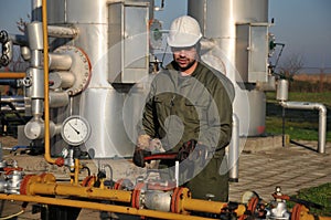 Gas operator