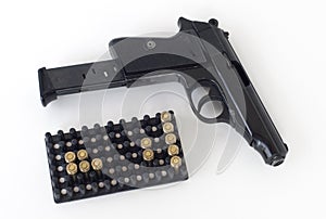 gas pistol, clip, cartridges