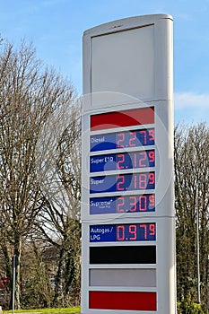 Gasoline and diesel are experiencing a price explosion at a unbranded gas stations in Germany as a result of the crisis