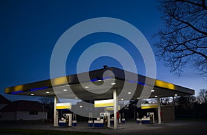 Gasstation at night 1