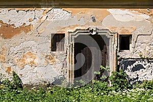 Gate of an abandoned palace, Jablonica