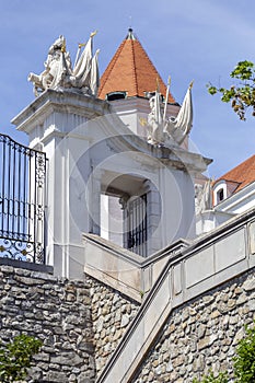 Brána Bratislavského hradu za slunečného jarního dne