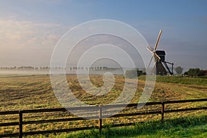 Gate in front of a windmill near Bleskensgraaf