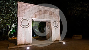 Gate of the Kiss at night, sculpture by Constantin Brancusi