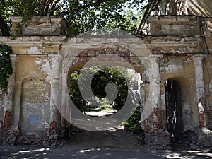 The gate of the old house and a view of the courtyard.