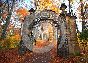 Brána v parku 